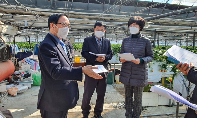 [임실=뉴시스] 이학권 기자 =전북 임실군은 심민 군수와 박경숙 전북농업기술원장이 주요 농업 현장을 함께 돌아보고 애로사항을 청취하는 등 농업인과 소통하는 자리를 가졌다고 22일 밝혔다. (사진 = 임실군 제공).2021.02.22. photo@newsis.com *재판매 및 DB 금지