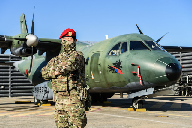 [부산=뉴시스] 공군 제5공중기동비행단은 최근 '2021-1차 공정통제사 수료식'을 가진 이윤지 하사가 여군 최초 공정통제사가 됐다고 22일 밝혔다. (사진=공군 제5공중기동비행단 제공). 2021.02.22. photo@newsis.com *재판매 및 DB 금지