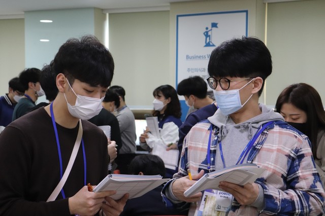 [포항=뉴시스] 강진구 기자 = 포스코는 오는 28일까지 홈페이지를 통해 '포스코 취업 아카데미' 교육생을 모집한다고 22일 밝혔다. 사진은 지난 해 포스코 취업 아카데미 교육생들이 취업 교육을 받고 있다.(사진=포스코 제공) 2021.02.22.photo@newsis.com  *재판매 및 DB 금지