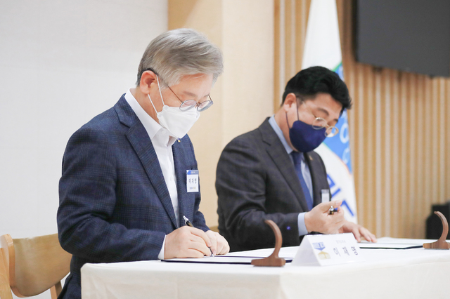 이재명 경기도지사와 엄태준 이천시장이 22일 오후 경기도청 신관 2층 상황실에서 이천시 남부권 복합문화스포츠센터 건립 협약을 체결했다. (사진=경기도 제공) *재판매 및 DB 금지