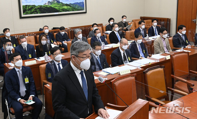 [서울=뉴시스]김진아 기자 = 이재갑 고용노동부 장관이 22일 오전 서울 여의도 국회에서 열린 환경노동위원회 산업재해 관련 청문회에서 관련 업무보고를 하고 있다. (공동취재사진) 2021.02.22.  photo@newsis.com