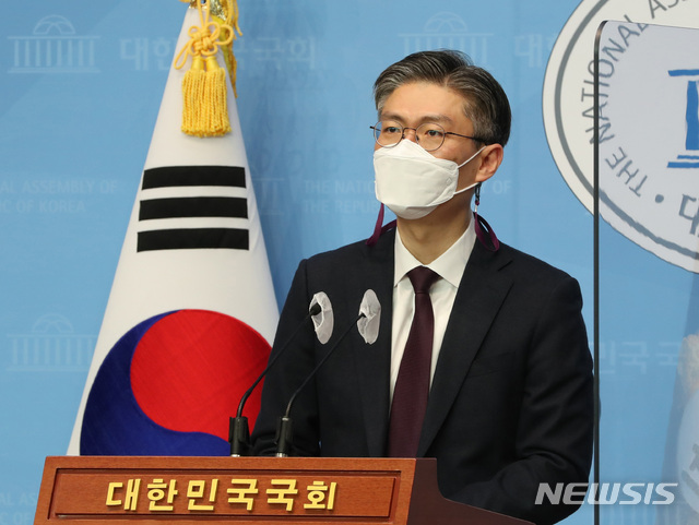 [서울=뉴시스]전진환 기자 = 조정훈 시대전환 서울시장 보궐선거 예비후보가 22일 오전 서울 여의도 국회 소통관에서 정책 공약 발표 기자회견을 하고 있다.  2021.02.22. amin2@newsis.com