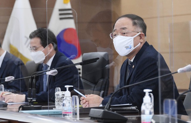 [서울=뉴시스]홍남기 부총리 겸 기획재정부 장관이 22일 세종시 정부세종청사에서 세종-서울간 화상으로 열린 확대간부회의를 주재하고 있다. (사진=기획재정부 제공) 2021.02.22. photo@newsis.com *재판매 및 DB 금지