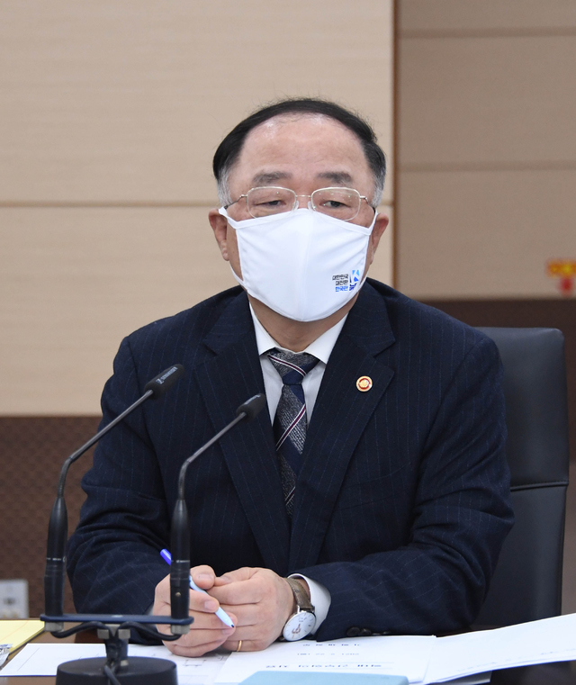 [서울=뉴시스]홍남기 부총리 겸 기획재정부 장관이 22일 세종시 정부세종청사에서 세종-서울간 화상으로 열린 확대간부회의를 주재하고 있다. (사진=기획재정부 제공) 2021.02.22. photo@newsis.com *재판매 및 DB 금지