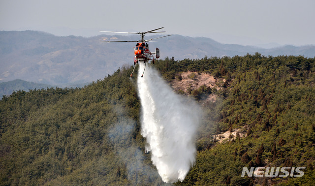 [안동=뉴시스] 이무열 기자 = 산림청 산림헬기가 지난 22일 오전 경북 안동시 임동면 산불현장에서 물을 투하하며 산불을 진화하고 있다. 2021.02.22. lmy@newsis.com