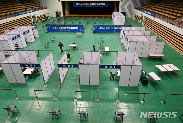 [수원=뉴시스] 김종택 기자 = 22일 경기도 수원시 아주대학교 실내체육관에 마련된 신종코로나바이러스 감염증(코로나19) 예방접종센터에서 관계자들이 시설을 점검하고 있다. 오는 26일부터 코로나19 백신 예방접종이 시작될 예정이다. 2021.02.22. jtk@newsis.com