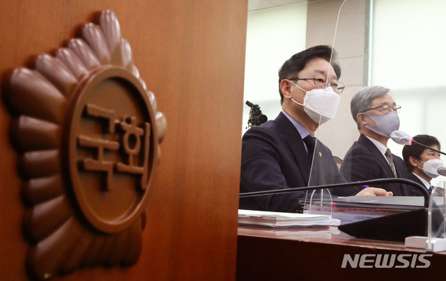 [서울=뉴시스]전진환 기자 = 박범계 법무부 장관이 22일 오전 국회에서 열린 법제사법위원회 전체회의에서 의원들의 질문에 답변하고 있다. (공동취재사진) 2021.02.22. photo@newsis.com