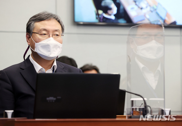 [서울=뉴시스]박영태 기자 = 신현수 대통령비서실 민정수석이 22일 청와대에서 열린 수석·보좌관 회의에 참석해 있다. 2021.02.22. since1999@newsis.com