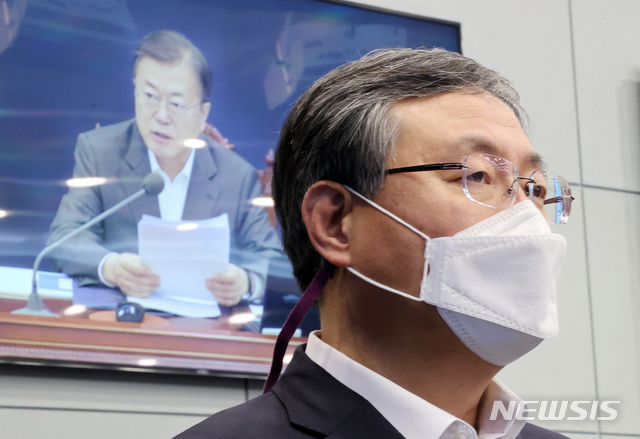 [서울=뉴시스]박영태 기자 = 신현수 대통령비서실 민정수석이 22일 청와대에서 열린 수석·보좌관 회의에 참석해 문재인 대통령의 발언을 듣고 있다. 2021.02.22. since1999@newsis.com