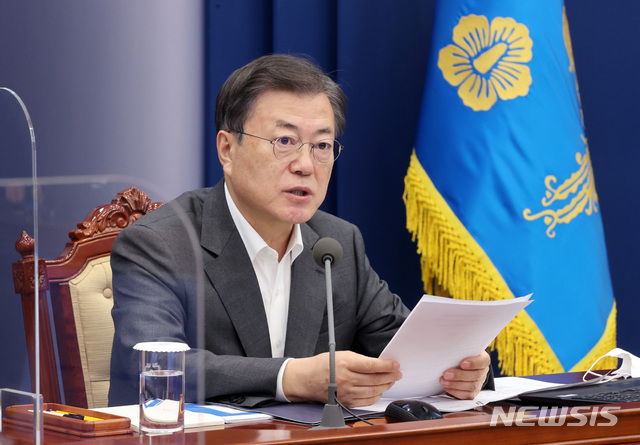 [서울=뉴시스]박영태 기자 = 문재인 대통령이 22일 청와대에서 열린 수석·보좌관 회의에 참석해 발언하고 있다. 2021.02.22. since1999@newsis.com