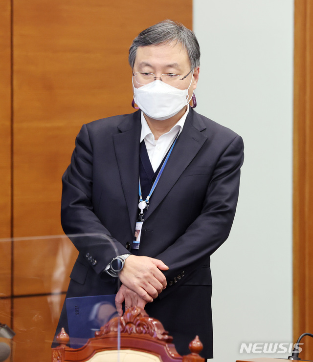 [서울=뉴시스]박영태 기자 = 신현수 대통령비서실 민정수석이 22일 청와대에서 열린 수석·보좌관 회의에 참석하고 있다. 2021.02.22. since1999@newsis.com