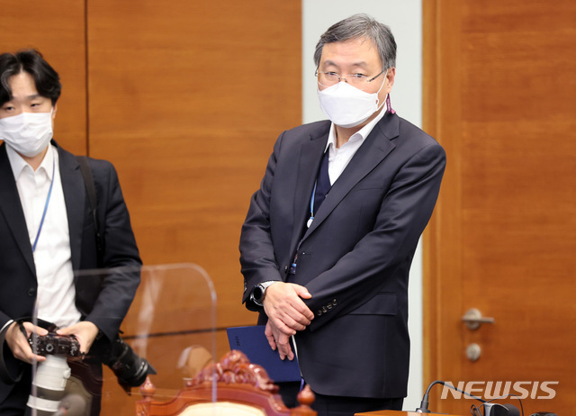 [서울=뉴시스]박영태 기자 = 신현수 대통령비서실 민정수석이 22일 청와대에서 열린 수석·보좌관 회의에 참석하고 있다. 2021.02.22. since1999@newsis.com