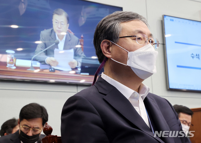 [서울=뉴시스]박영태 기자 = 신현수 대통령비서실 민정수석이 22일 청와대에서 열린 수석·보좌관 회의에 참석해 문재인 대통령의 발언을 듣고 있다. 2021.02.22. since1999@newsis.com