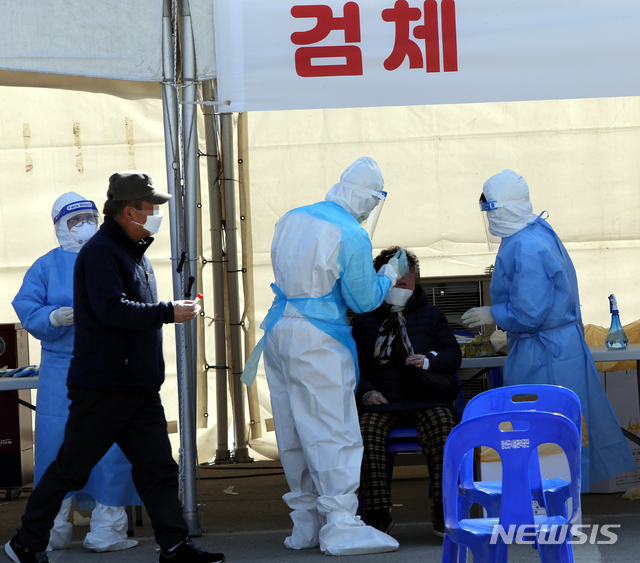 [정선=뉴시스] 김경목 기자 = 강원도 정선 임계면 주민들이 22일 오후 정선군 임계면 종합복지회관 이동선별진료소에서 신종 코로나바이러스 감염증(코로나19) 감염 여부를 확인받기 위해 검체 채취에 응하고 있다. 임계면 교회에서 코로나19 집단감염 사태가 터져 21명의 확진자가 나왔다. 2021.02.22. photo31@newsis.com