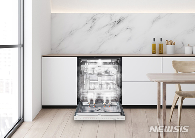 [서울=뉴시스] 물을 100도(℃)로 끓여 만든 트루스팀(TrueSteam) 기능을 탑재한 LG 오브제컬렉션 식기세척기 (제공=LG전자)