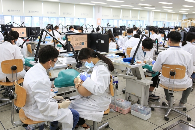 [익산=뉴시스] 강명수 기자 =원광대학교는 치과대학이 2020년도 치의학교육 인증평가에서 ‘4년 인증’을 획득했다고 23일 밝혔다. 사진 원광대 치과대학의 실습 장면. (사진 =원광대학교 제공) 2021.02.23. photo@newsis.com *재판매 및 DB 금지