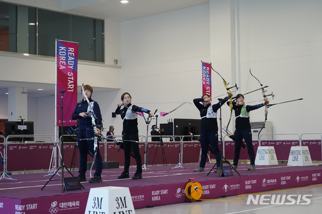 [서울=뉴시스] 양궁 국가대표팀 가상 훈련. (사진=대한양궁협회 제공)