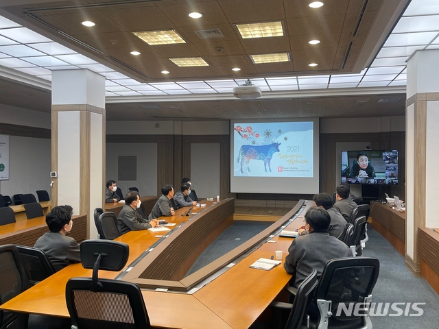 [서울=뉴시스] LS일렉트릭이 올해 1월 청주사업장에서 비대면 방식으로 협력회사들과 함께 ‘디지털 동반성장다짐의장’ 행사를 개최했다. (제공=LS그룹)