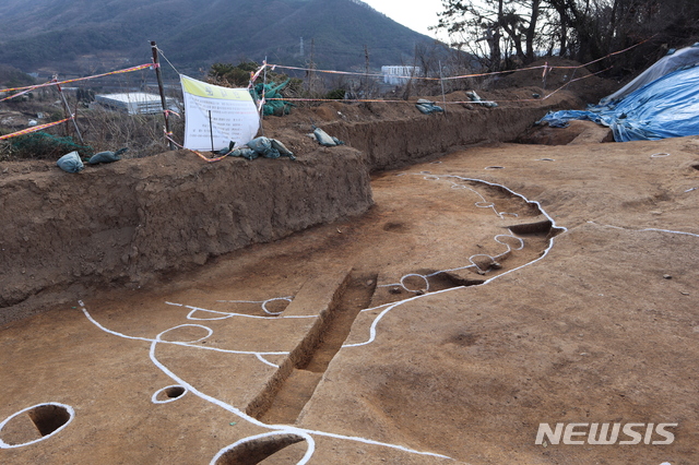 [창원=뉴시스] 양산 다방동 패총에서 발굴된 주거지.(사진=경남도 제공)