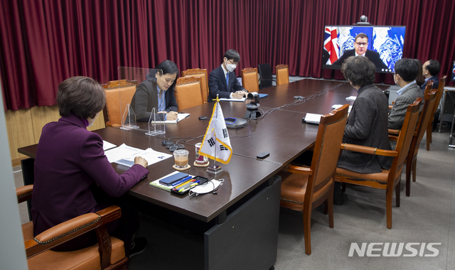 [서울=뉴시스] 한정애 환경부 장관이 23일 오후 서울 서초구 한강홍수통제소에서 영국의 알록 샤르마(Alok Sharma) 제26차 유엔기후변화협약 당사국총회(COP26) 의장과 영상 회의를 진행하고 있다. (사진=환경부 제공). 2021.02.23. photo@newsis.com