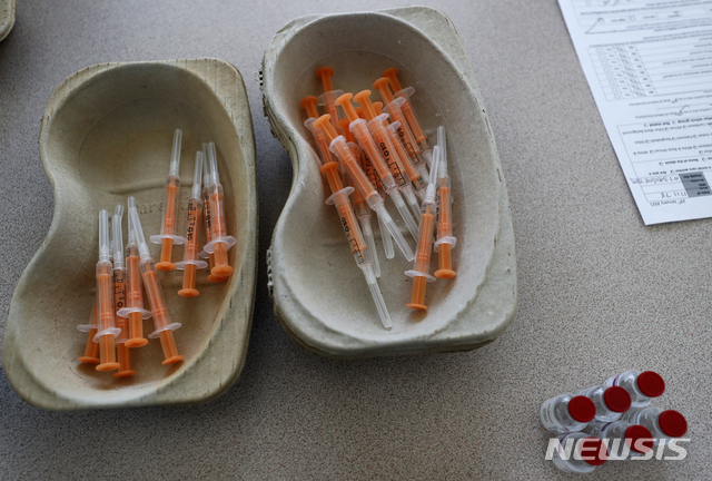  [런던=AP/뉴시스] 글로벌 제약사 아스트라제네카와 영국 옥스퍼드 대학이 공동 개발한 신종 코로나바이러스 감염증(코로나19) 백신이 책상 위에 놓여있다. 세라 길버트 옥스퍼드대 교수는 올 여름부터 변이에 대응할 백신의 임상시험에 착수한다고 24일(현지시간) 밝혔다. 2021.02.25. 