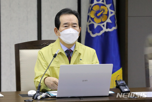 [세종=뉴시스]강종민 기자 = 정세균 국무총리(중앙재난안전대책본부장)가 23일 오전 정부세종청사에서 열린 신종코로나바이러스 감염증(코로나19) 대응 중앙재난안전대책본부 회의에서 발언하고 있다.&nbsp; 2021.02.23. ppkjm@newsis.com