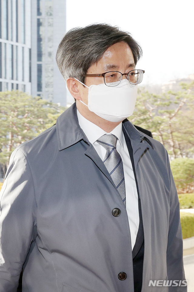 [서울=뉴시스]김병문 기자 = 김명수 대법원장이 23일 오전 서울 서초구 대법원으로 출근하고 있다. 2021.02.23. dadazon@newsis.com