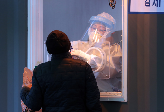 [서울=뉴시스]고승민 기자 = 코로나19 신규 확진자가 오전0시 기준 357명으로 이틀 연속 3백명대를 보인 23일 서울역 임시선별진료소를 찾은 시민이 검사를 받고 있다. 2021.02.23. kkssmm99@newsis.com 