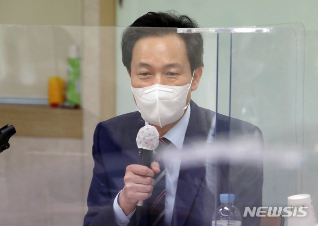 [서울=뉴시스]국회사진기자단 = 우상호 더불어민주당 서울시장 경선후보가 23일 서울 은평구 강북 근로자복지회관에서 열린 민주노총 서울지역본부 간담회에서 발언하고 있다. 2021.02.23. photo@newsis.com