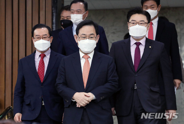 [서울=뉴시스]김진아 기자 = 주호영 국민의힘 원내대표가 23일 오전 서울 여의도 국회에서 열린 원내대책회의에 참석하고 있다. (공동취재사진) 2021.02.23.&nbsp; photo@newsis.com