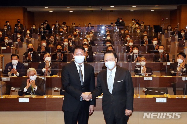 [서울=뉴시스]이영환 기자 = 최태원(왼쪽) 서울상공회의소 회장과 박용만 대한상공회의소 회장이 23일 오전 서울 중구 대한상공회의소에서 열린 서울상의 의원총회에 참석해 악수를 하고 있다. (공동취재사진) 2021.02.23. photo@newsis.com
