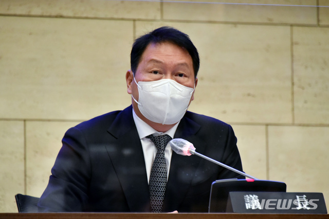 [서울=뉴시스]이영환 기자 = 최태원 신임 서울상공회의소 회장이 23일 오전 서울 중구 대한상공회의소에서 열린 서울상의 의원총회에서 신임 회장으로 선출된 후 인사말을 하고 있다. (공동취재사진) 2021.02.23. photo@newsis.com