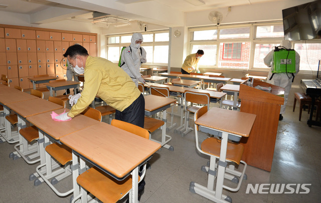 [대구=뉴시스] 이무열 기자 = 23일 오전 대구 남구 대명동 경북예술고등학교에서 50사단 장병들과 남구청 관계자들이 개학을 앞두고 신종 코로나바이러스 감염증(코로나19) 확산 방지를 위해 방역을 하고 있다. 2021.02.23. lmy@newsis.com