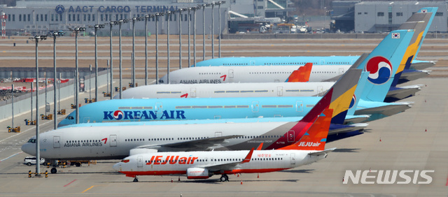 [인천공항=뉴시스]김선웅 기자 = 23일 인천국제공항 주기장에 보잉 777 기체가 주기돼있다. 보잉사는 777기종이 미국과 유럽에서 잇따라 엔진 고장을 일으켜 해당 항공기 기종의 운항 중단을 권고, 국내 항공사들도 모두 운항을 중단하기로 결정했다. 사진은 해당기사와 관련없음. 2021.02.23. mangusta@newsis.com