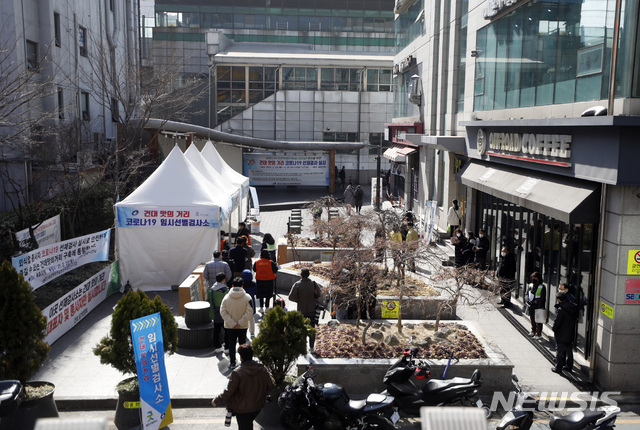 [서울=뉴시스]고승민 기자 = 서울 광진구 '건대 맛의 거리' 및 건대입구역 주변 음식점 상인과 종업원 등이 23일 청춘뜨락에 마련된 임시선별검사소를 찾아 코로나19 선제검사를 하고 있다. 2021.02.23. kkssmm99@newsis.com