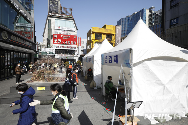 [서울=뉴시스]고승민 기자 = 서울 광진구 '건대 맛의 거리' 및 건대입구역 주변 음식점 상인과 종업원 등이 23일 청춘뜨락에 마련된 임시선별검사소를 찾아 코로나19 선제검사를 하고 있다. 2021.02.23. kkssmm99@newsis.com