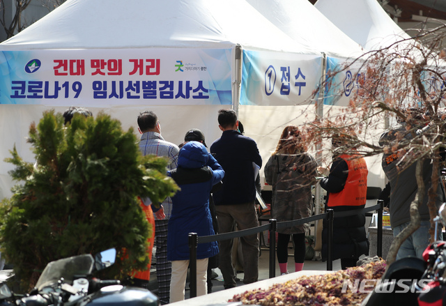 [서울=뉴시스]고승민 기자 = 서울 광진구 '건대 맛의 거리' 및 건대입구역 주변 음식점 상인과 종업원 등이 23일 청춘뜨락에 마련된 임시선별검사소를 찾아 코로나19 선제검사를 하고 있다. 2021.02.23. kkssmm99@newsis.com