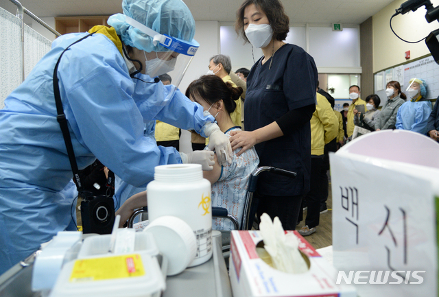 [전주=뉴시스] 김얼 기자 = 신종 코로나바이러스 감염증(코로나19) 방문 예방접종 대비 모의훈련이 열린 23일 전북 전주시 평화보건지소에서 관계자들이 실전과 같은 모습으로 훈련에 임하고 있다. 2021.02.23.pmkeul@newsis.com