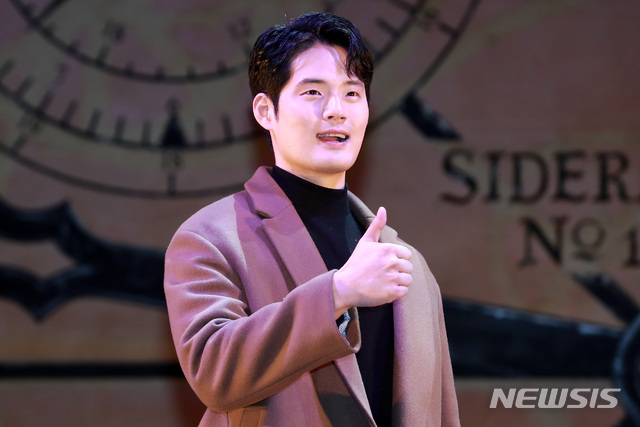 [서울=뉴시스]이영환 기자 = 피에로 역의 서경수가 지난해 2월23일 서울 용산구 블루스퀘어 신한카드홀에서 열린 뮤지컬 위키드 배우 공동 인터뷰에 참석해 포즈를 취하고 있다. 2021.02.23. 20hwan@newsis.com