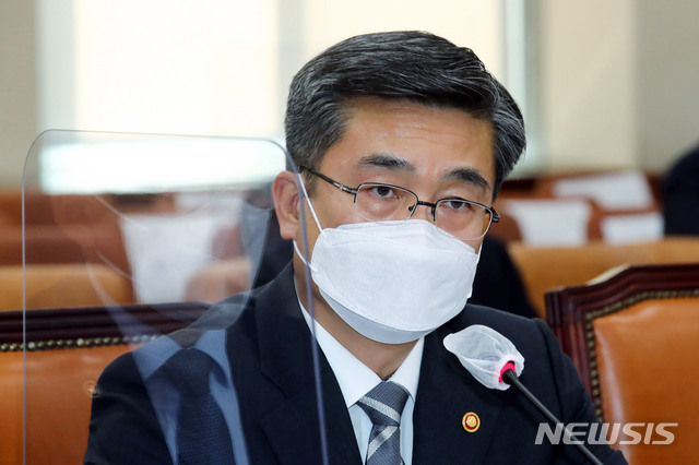 [서울=뉴시스]최동준 기자 = 서욱 국방부 장관이 23일 서울 여의도 국회에서 열린 국방위원회 전체회의에서 질의에 답변하고 있다. (공동취재사진) 2021.02.23. photo@newsis.com