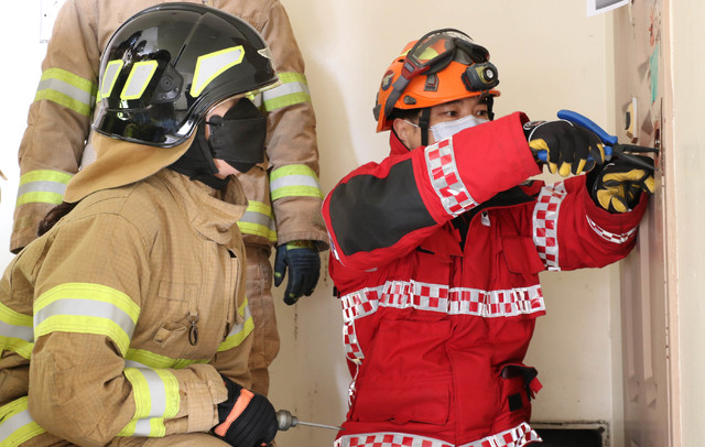 [광주=뉴시스] 방화문 개방 숙달 훈련을 하고 있는 광주 북부소방서 대원들. (뉴시스 DB) photo@newsis.com *재판매 및 DB 금지