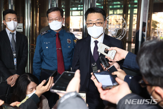 [서울=뉴시스]홍효식 기자 = 김진욱 고위공직자범죄수사처(공수처)장이 23일 오후 김창룡 경찰청장을 예방하기 위해 서대문구 미근동 경찰청에 도착해 취재진 질문을 받고 있다. (공동취재사진) 2021.02.23. photo@newsis.com