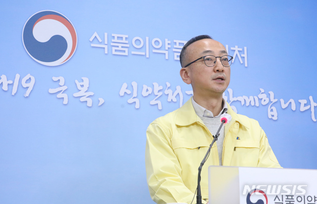 [청주=뉴시스]강종민 기자 = 김상봉 식품의약품안전처 바이오생약국장이 23일 오후 충북 청주 질병관리청 브리핑실에서 화이자 백신 검증자문단 결과를 발표하고 있다. 2021.02.25.&nbsp;&nbsp; ppkjm@newsis.com