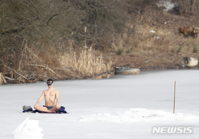 프리다이버 벤클이 얼음장 밑 잠수수영 기록 도전에 앞서 얼음 위에서 정신을 집중하고 있다