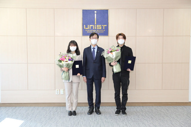 [울산=뉴시스] 구미현 기자 = UNIST 신입생 대표로 선서를 진행한 오재호, 김원영 학생이 24일 이용훈 총장과 기념촬영을 하고 있다. 2021.02.24. (사진=UNIST 제공)photo@newsis.com *재판매 및 DB 금지