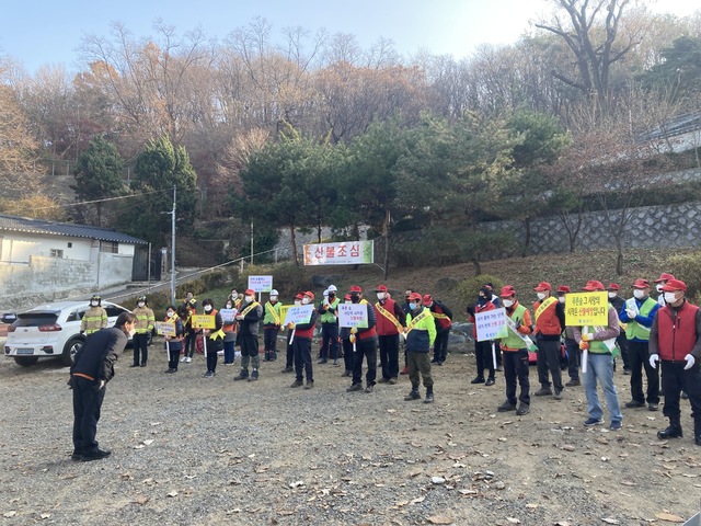 [서울=뉴시스] 지난해 서울 동작구 산불진화대의 활동 모습. (사진=동작구 제공) 2021.02.24. photo@newsis.com  *재판매 및 DB 금지