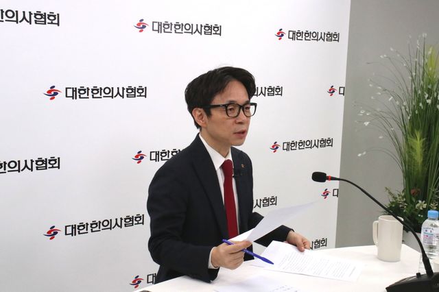 최혁용 대한한의사협회장이 23일 온라인 기자회견을 개최하고 있다. (사진=대한한의사협회 제공) *재판매 및 DB 금지