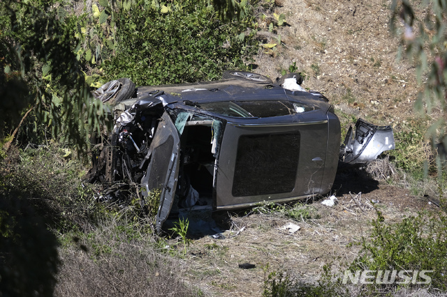 [로스앤젤레스=AP/뉴시스]미 프로골프선수 타이거 우즈가 타고 있던 차량이 23일(현지시간) 미 캘리포니아주 로스앤젤레스 카운티 란초 팔로스 베르데스 인근에서 전복돼 도로 옆 비탈에 쓰러져 있다. 우즈는 이 사고로 다리를 다쳐 병원으로 이송돼 수술을 받고 있다고 그의 매니저 마크 스타인버그가 밝혔다. 2021.02.24. 