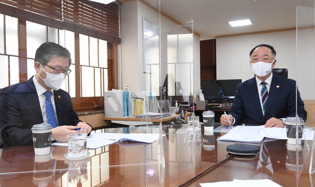 [서울=뉴시스]홍남기 부총리 겸 기획재정부 장관이 24일 서울 종로구 정부서울청사에서 '부동산 관계장관회의'를 주재하고 있다. 왼쪽은 변창흠 국토교통부 장관. (사진=기획재정부 제공) 2021.02.24. photo@newsis.com *재판매 및 DB 금지