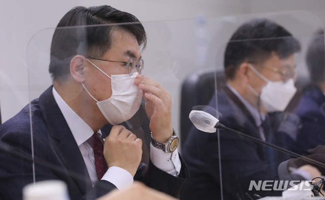 [세종=뉴시스]강종민 기자 = 윤성원 국토교통부 1차관이 24일 오전 정부세종청사에서 대도시권 주택공급 확대를 위한 신규 공공택지 추진계획을 발표한 뒤 마스크를 고쳐쓰고 있다. 2021.02.24. ppkjm@newsis.com